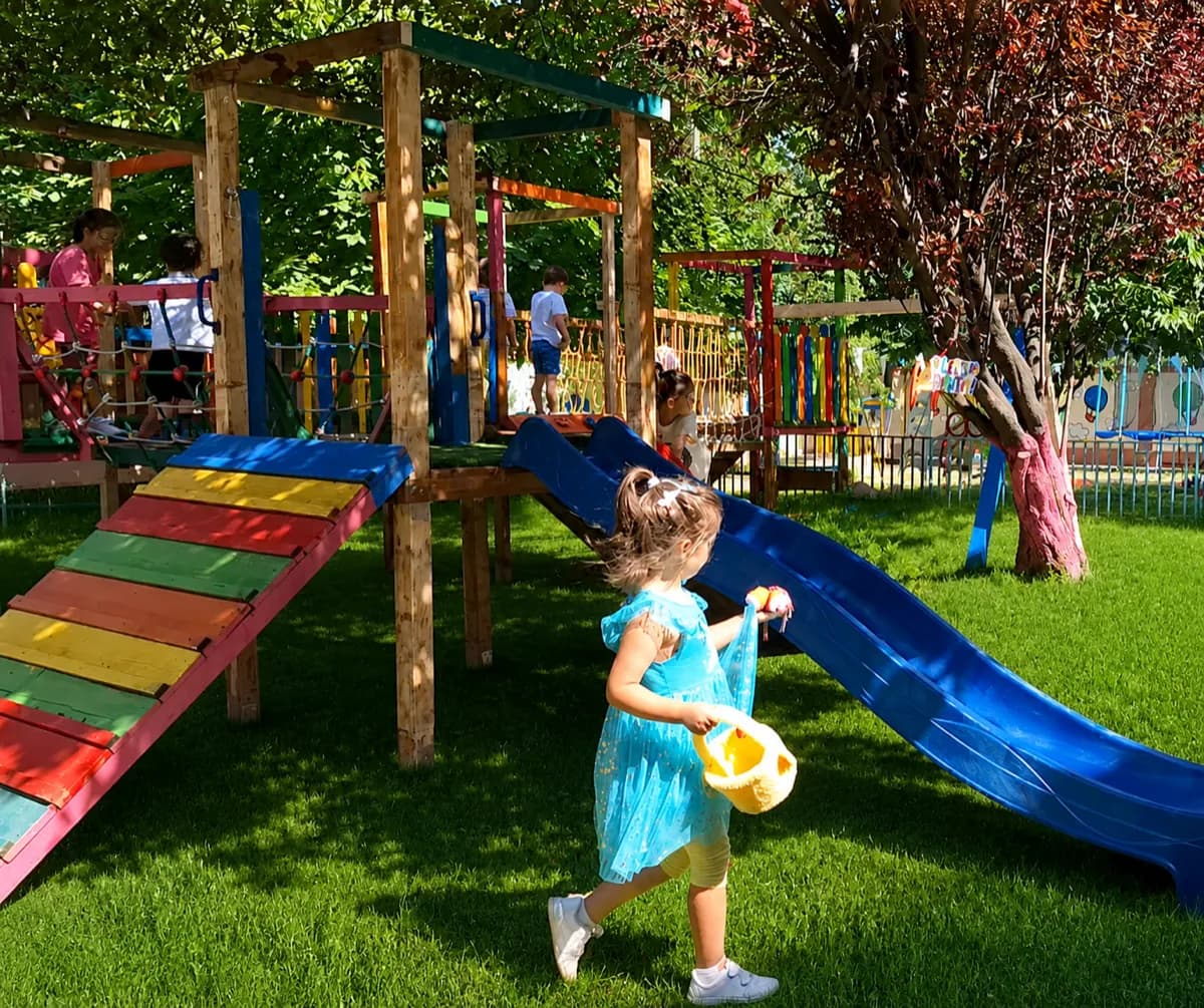 Învățare prin joacă în aer liber — grădinița Mica and Kids din Popești Leordeni, Ilfov